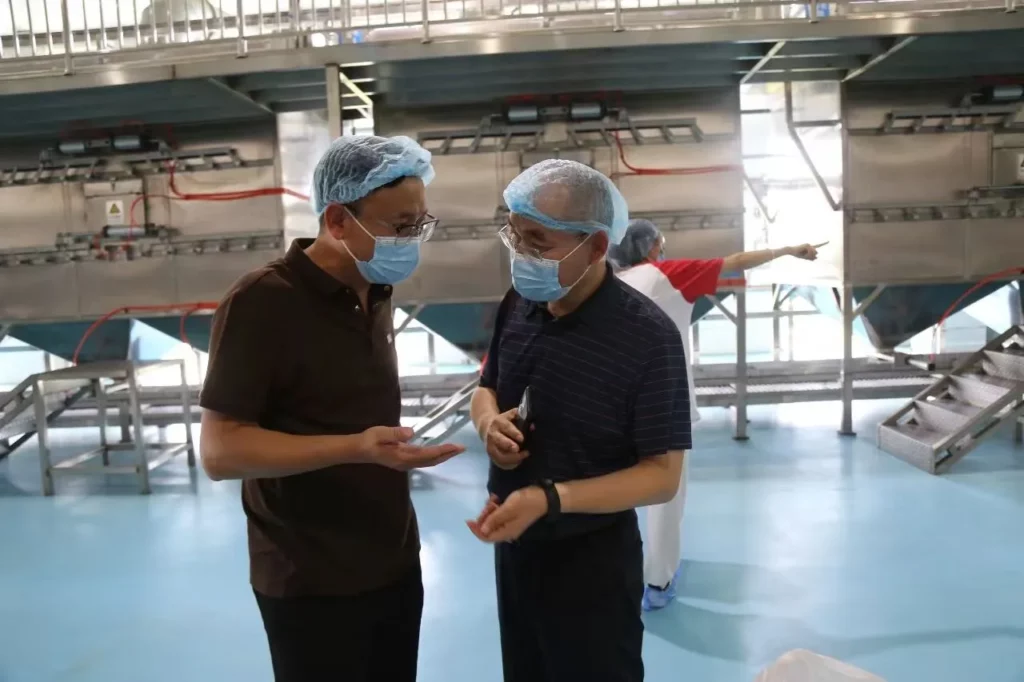 College teachers and students visit the factory